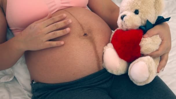 Mulher grávida feliz e esperando bebê em casa. — Vídeo de Stock