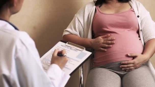 Femme enceinte et gynécologue médecin à l'hôpital — Video