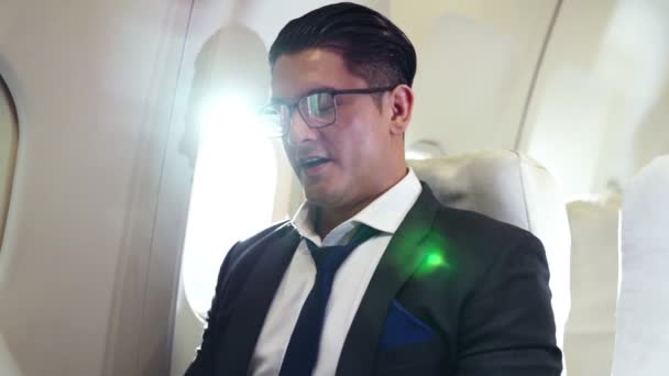 Un sonnolento uomo d'affari viaggia in aereo per un viaggio d'affari — Video Stock