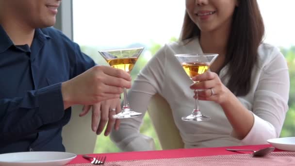 Heureux couple romantique déjeuner au restaurant — Video