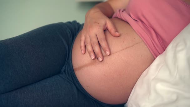 Щаслива вагітна жінка і очікування дитини вдома . — стокове відео
