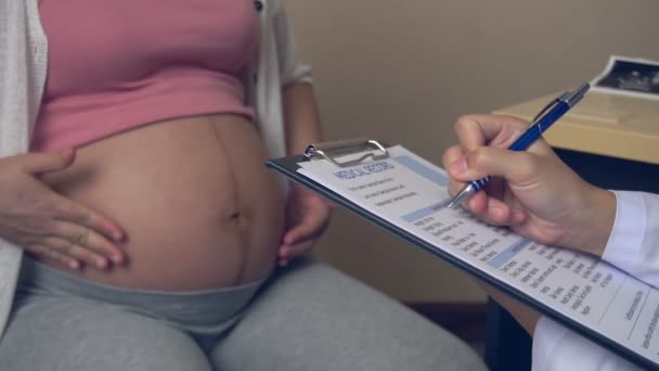 Femme enceinte et gynécologue médecin à l'hôpital — Video