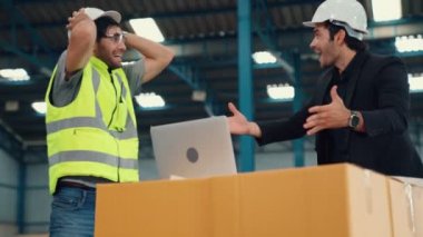 İki fabrika işçisi fabrikada başarıyı birlikte kutluyor.
