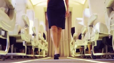 Gece uçuşu sırasında kabin ekibi uçakta yürüyordu.