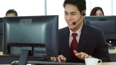 Ofiste çalışan kulaklık takan iş adamları.