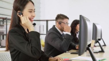 Ofiste çalışan kulaklık takan iş adamları.
