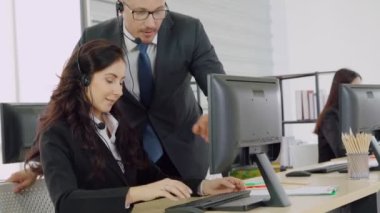 Ofiste çalışan kulaklık takan iş adamları.