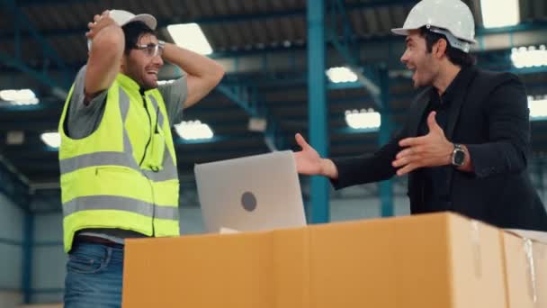 Dwóch pracowników fabryki świętuje wspólny sukces w fabryce. — Wideo stockowe