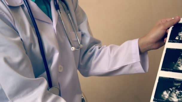 Gravid kvinna och gynekolog doktor vid sjukhuset — Stockvideo