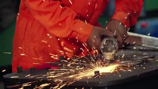 Meccanico professionista sta tagliando il metallo d'acciaio. — Video Stock