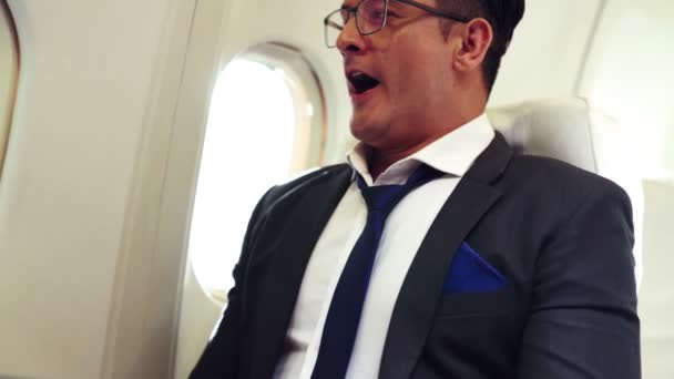 Homme d'affaires somnolent en voyage d'affaires en avion — Video