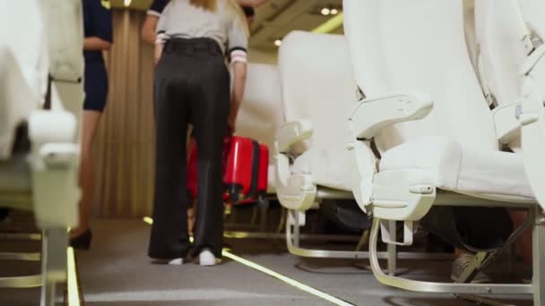 Sac à bagages pour l'équipage de cabine dans l'avion — Video