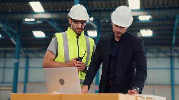 Erfolgreicher Arbeitspartner-Handschlag zeigt Projekterfolg . — Stockvideo