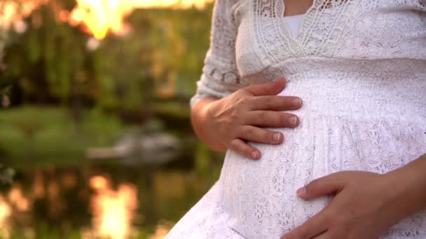 Zwangere vrouw zich gelukkig voelen in de tuin huis. — Stockvideo