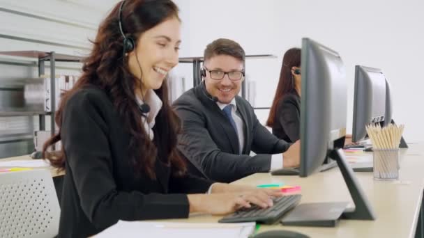 Geschäftsleute mit Headset arbeiten im Büro — Stockvideo