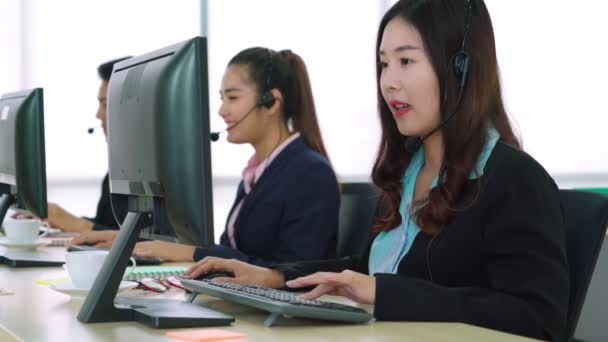 オフィスで働くヘッドセットを身に着けているビジネスマン — ストック動画