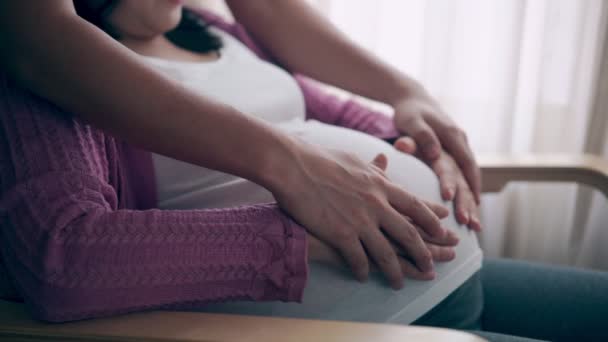 Couple enceinte se sent l'amour et se détendre à la maison. — Video