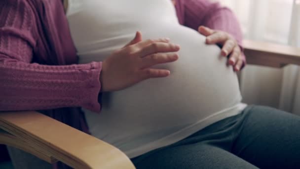 Gelukkig zwangere vrouw en verwacht baby thuis. — Stockvideo