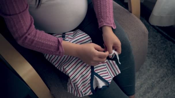 Bonne femme enceinte et attend bébé à la maison. — Video