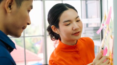 İş adamları proje planlama kurulunda çalışıyor