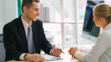 Yöneticiyle iş görüşmesinde iş arayan