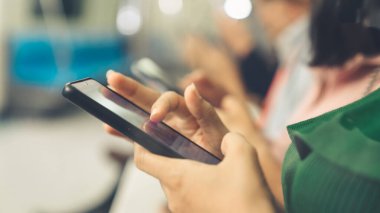 Yeraltı treninde cep telefonu kullanan gençler