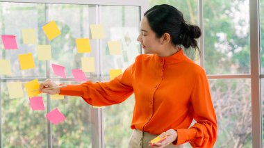 İş adamları proje planlama kurulunda çalışıyor