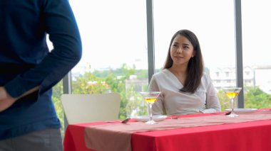 Restoranda yemek yiyen mutlu romantik çift.