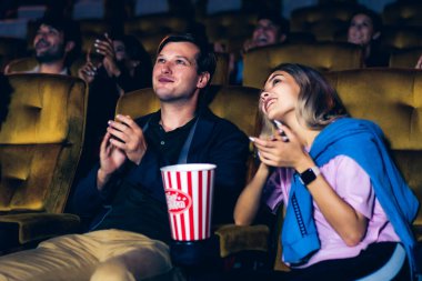 Seyirciler tiyatroda film izlemekten mutlu..