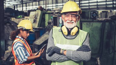 Fabrika işçisi ya da mühendisi. Fabrikada portreyi kapatın.