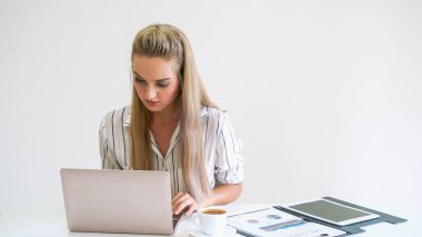 Modern ofiste çalışan sarışın bir iş kadını..