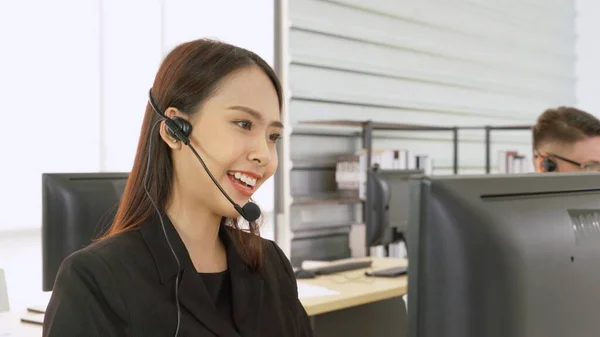 Geschäftsleute mit Headset arbeiten im Büro — Stockfoto