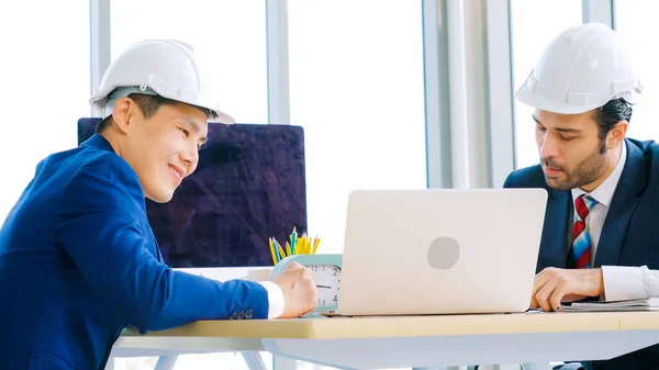 Reunião de engenheiros e arquitetos à mesa do escritório — Fotografia de Stock