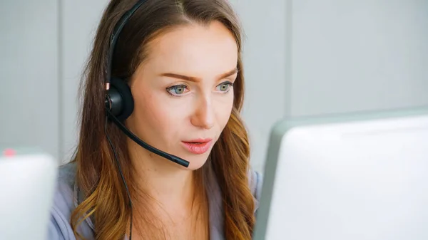 Geschäftsleute mit Headset arbeiten im Büro — Stockfoto