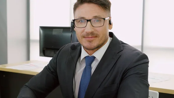 Geschäftsleute mit Headset arbeiten im Büro — Stockfoto