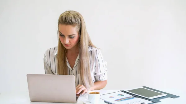 Blonde business woman working at modern office. — Stock Photo, Image