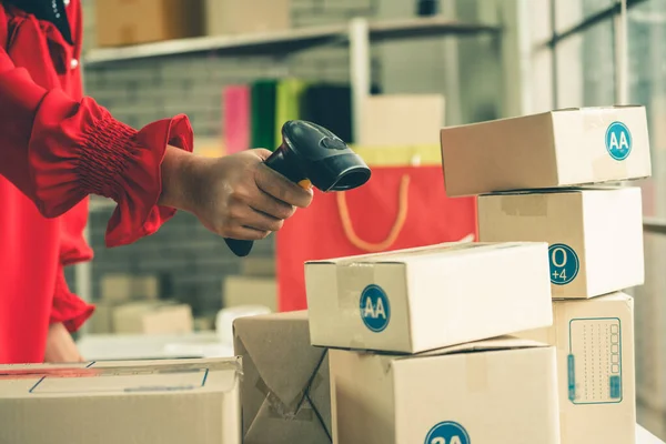 El vendedor en línea trabaja en la oficina de casa y empaca la caja de envío al cliente. — Foto de Stock