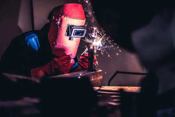 Metallschweißarbeiten mit Lichtbogenschweißmaschine — Stockfoto