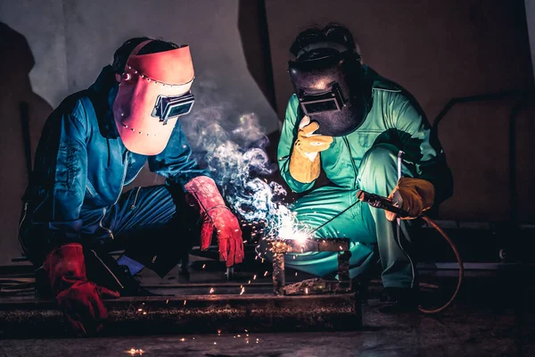 Travaux de soudage des métaux en acier utilisant une machine de soudage à l'arc électrique — Photo