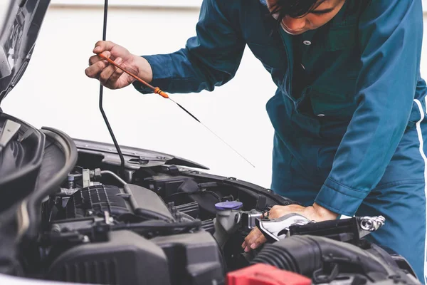 Profesjonalny mechanik strony świadczący usługi naprawy i konserwacji samochodów — Zdjęcie stockowe
