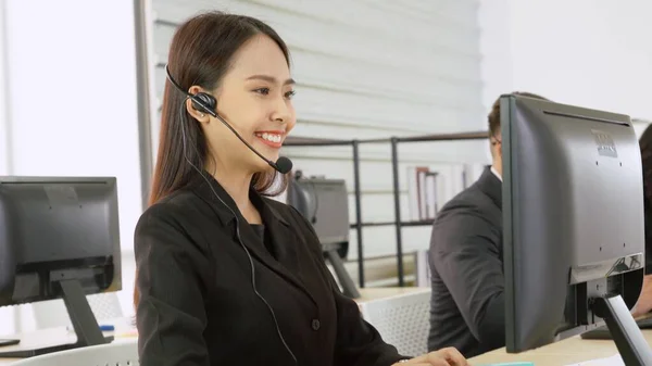 Geschäftsleute mit Headset arbeiten im Büro — Stockfoto