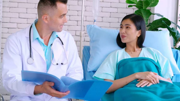 Médecin en uniforme professionnel examinant le patient à l'hôpital — Photo