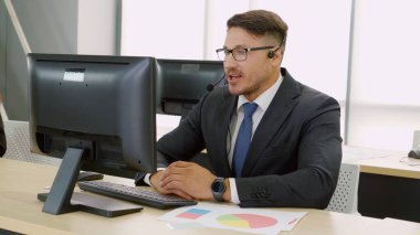 Ofiste çalışan kulaklık takan iş adamları.