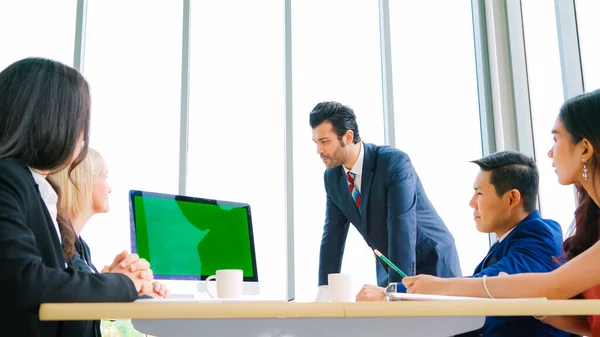 Gente de negocios en la sala de conferencias con pantalla verde — Foto de Stock