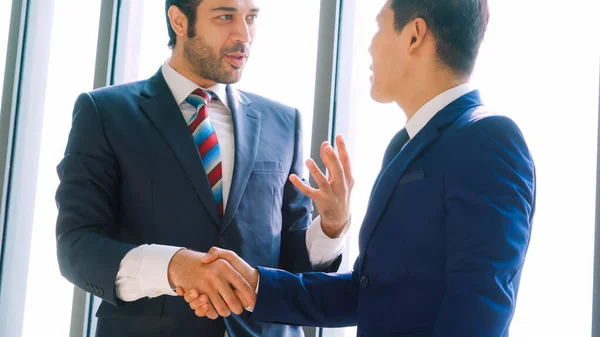 Empresários aperto de mão no escritório corporativo — Fotografia de Stock
