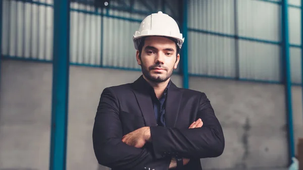 Porträtt säker fabrikschef bär kostym och skyddshjälm — Stockfoto
