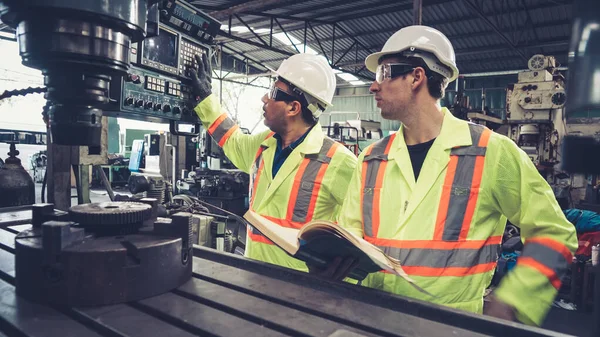 Grupo de trabalhadores da fábrica usando equipamentos de máquinas na oficina da fábrica — Fotografia de Stock