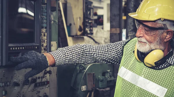 Trabajador de fábrica inteligente usando máquina en taller de fábrica — Foto de Stock