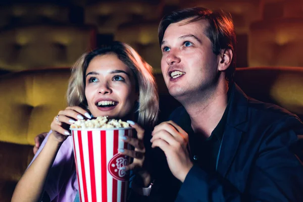 Amante caucasiano assistindo a um filme no cinema — Fotografia de Stock