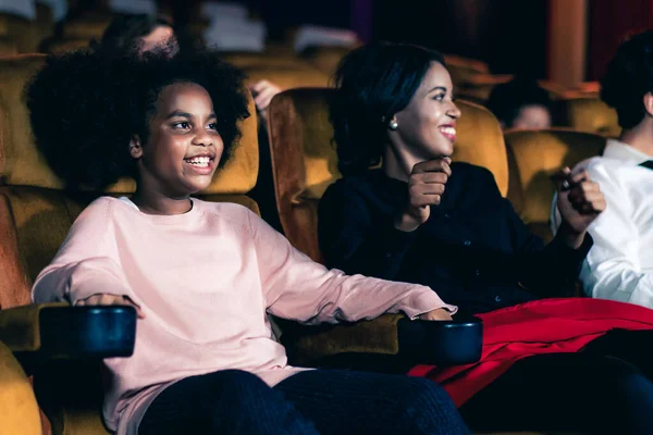 Il pubblico ama guardare film in teatro — Foto Stock